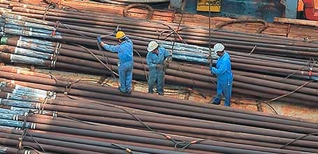 Crew handling pipe bundles